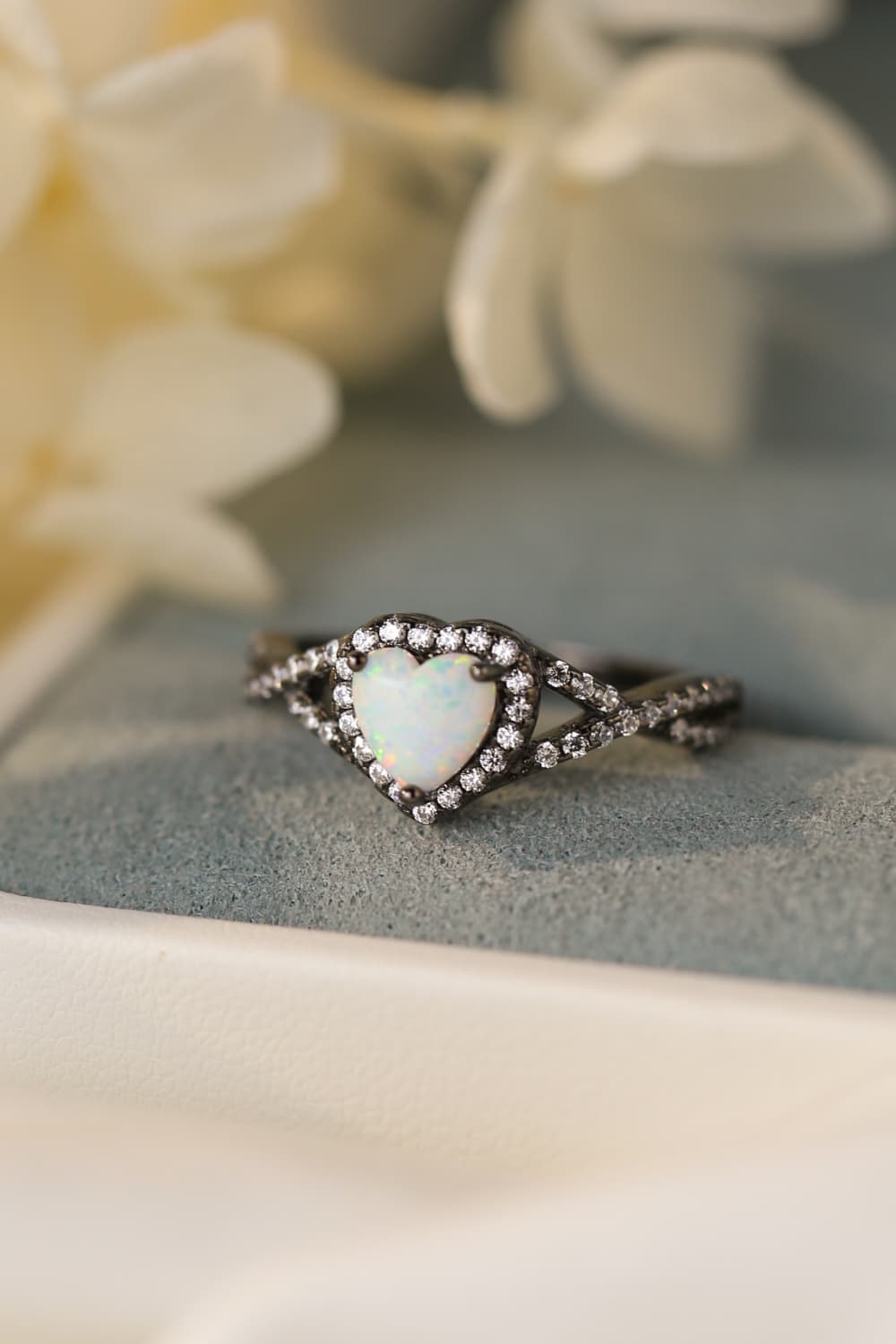 Schwarzvergoldeter Opalherzring
