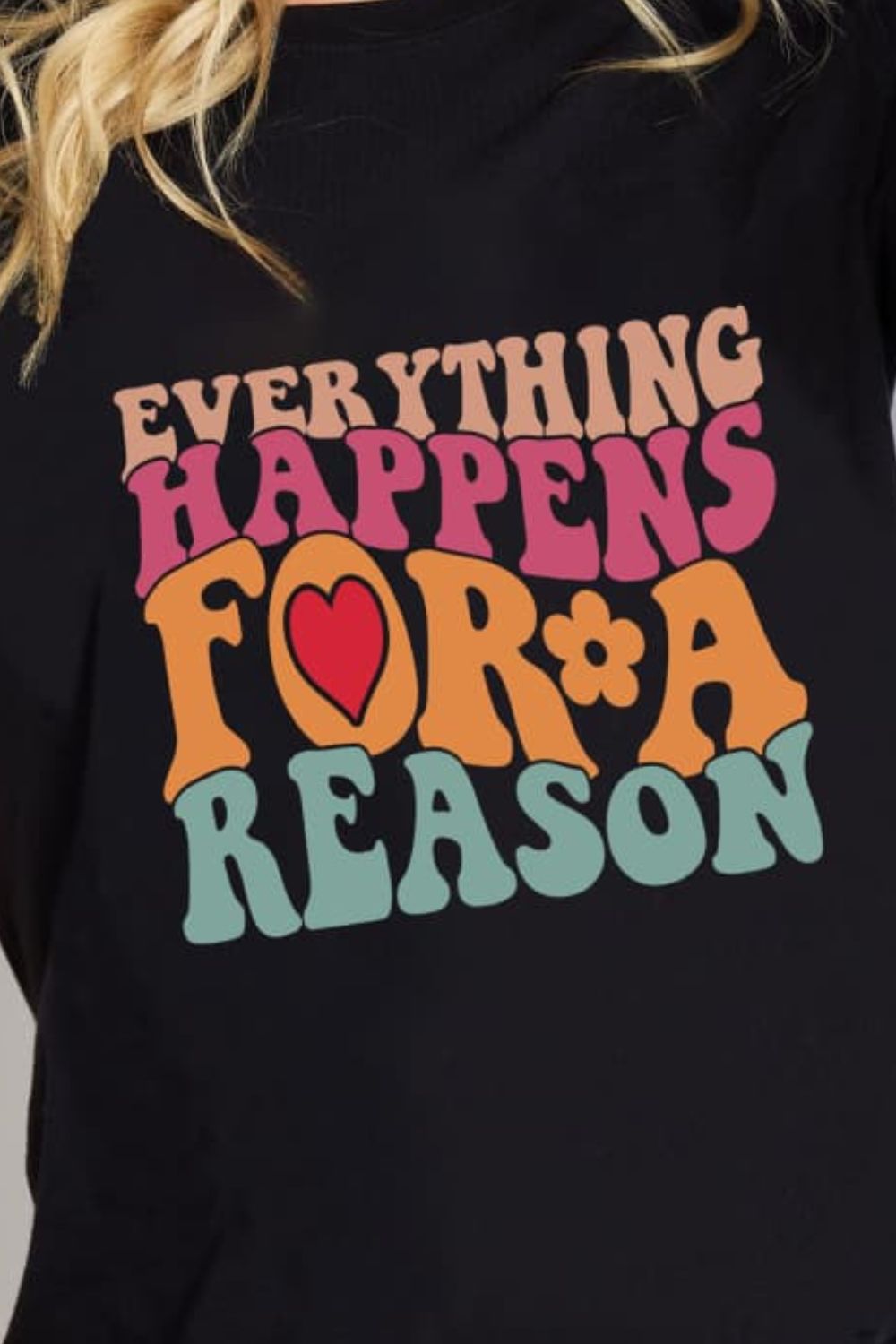 T-shirt graphique en coton Simply Love EVERYTHING HAPPENS A RAISON
