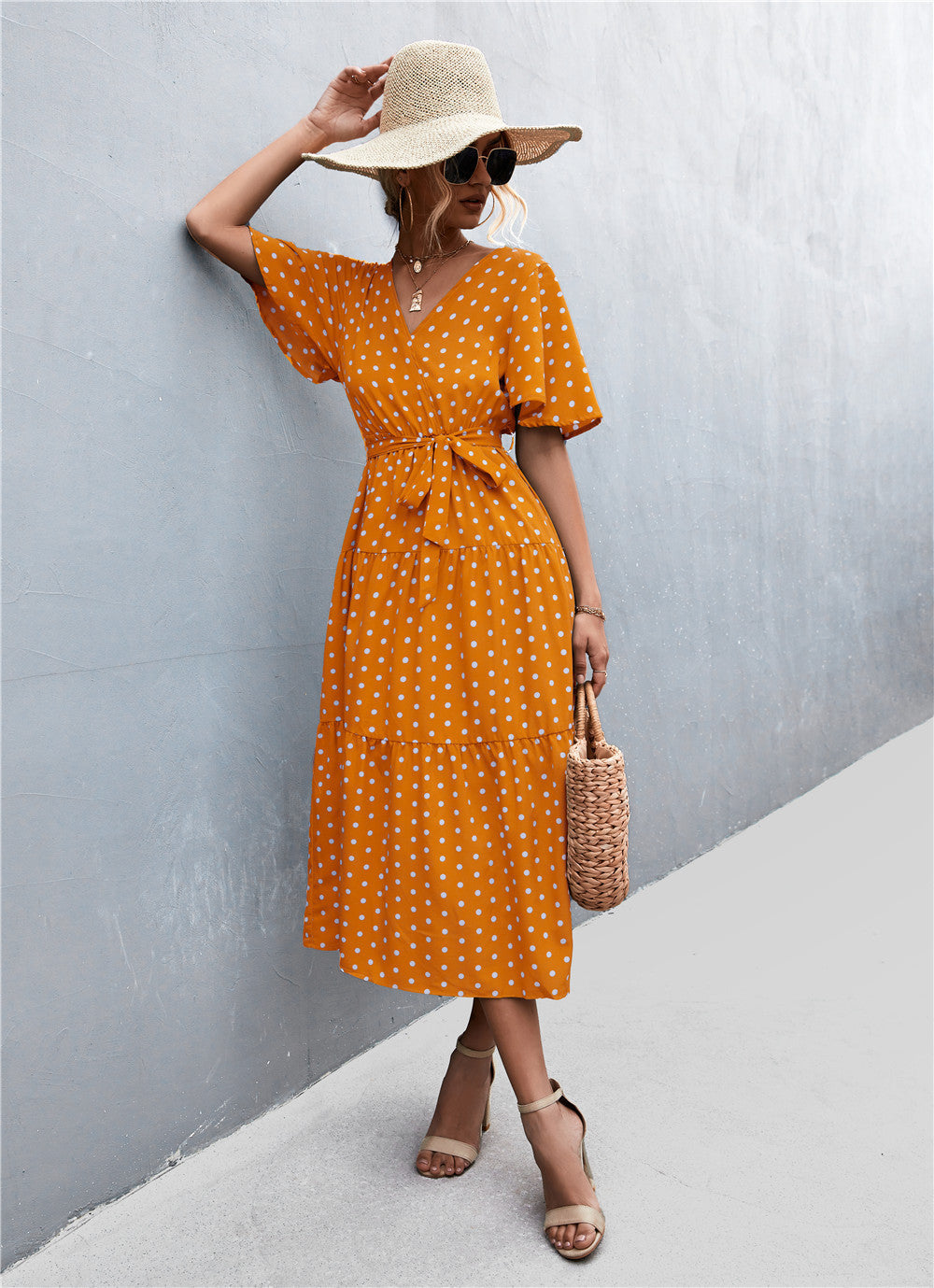 Robe imprimée à col en V et manches flottantes avec ceinture