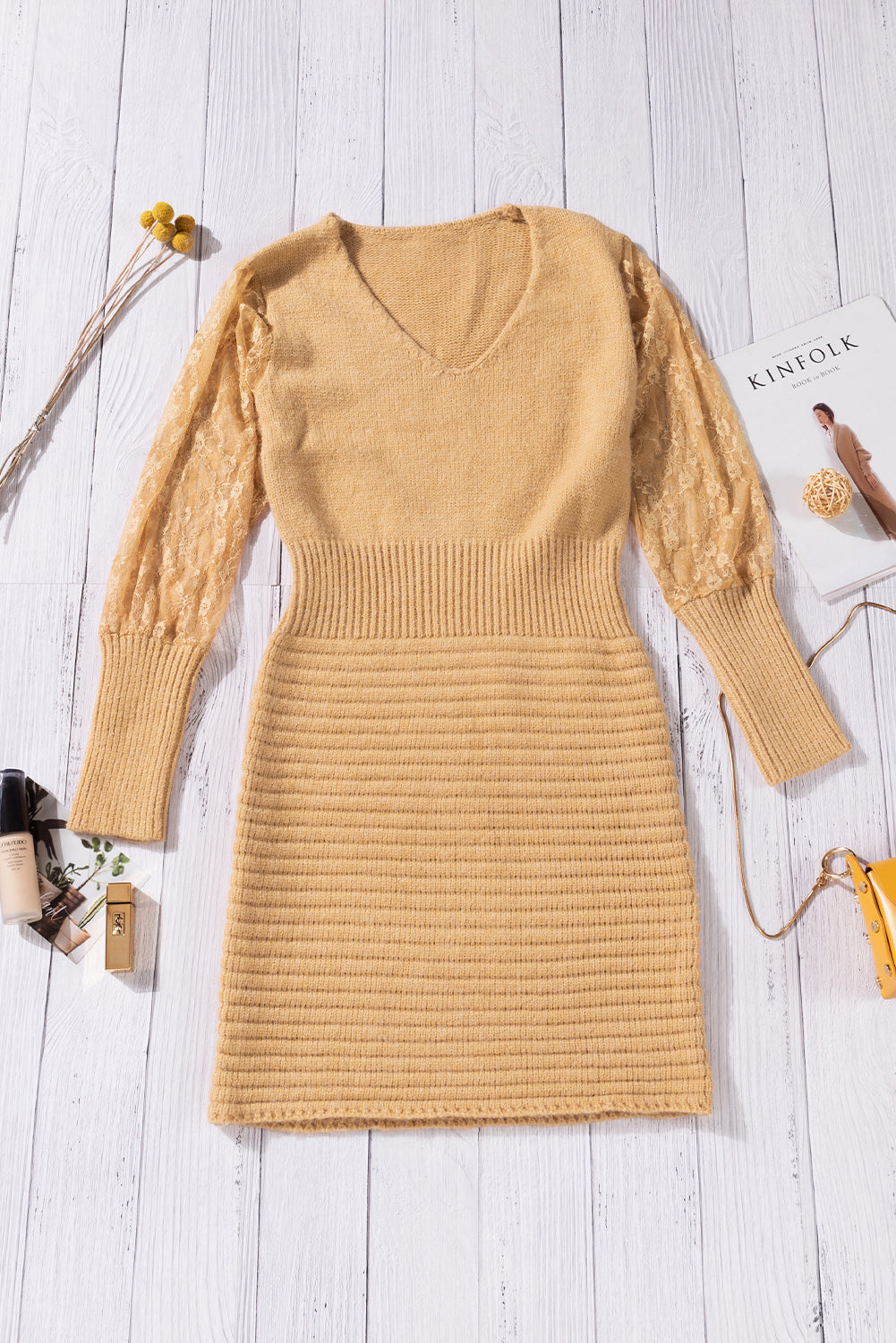 Robe en tricot à manches en dentelle et col en V
