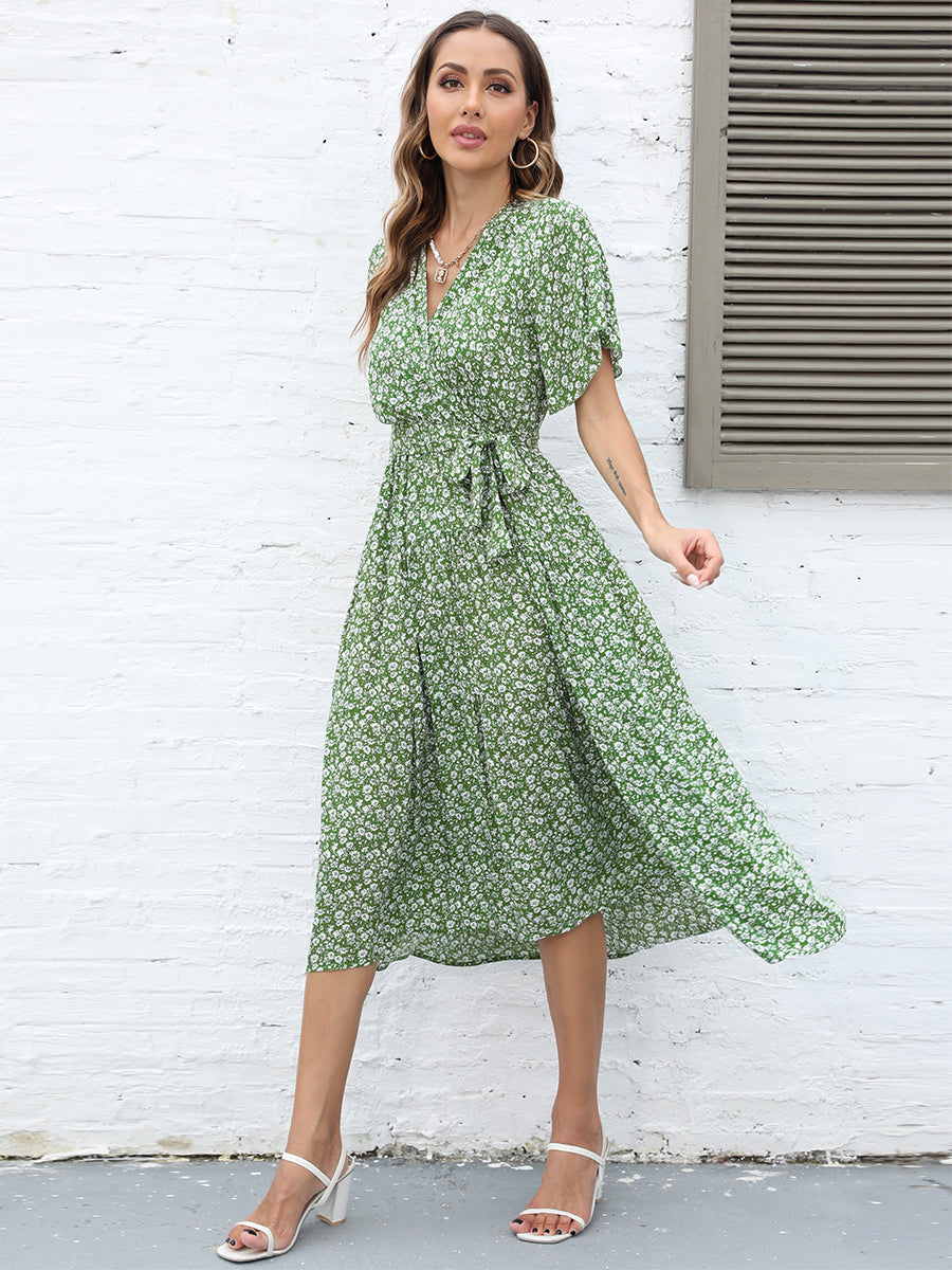Robe à fleurs et col en V à manches courtes et taille nouée