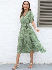 Robe à fleurs et col en V à manches courtes et taille nouée