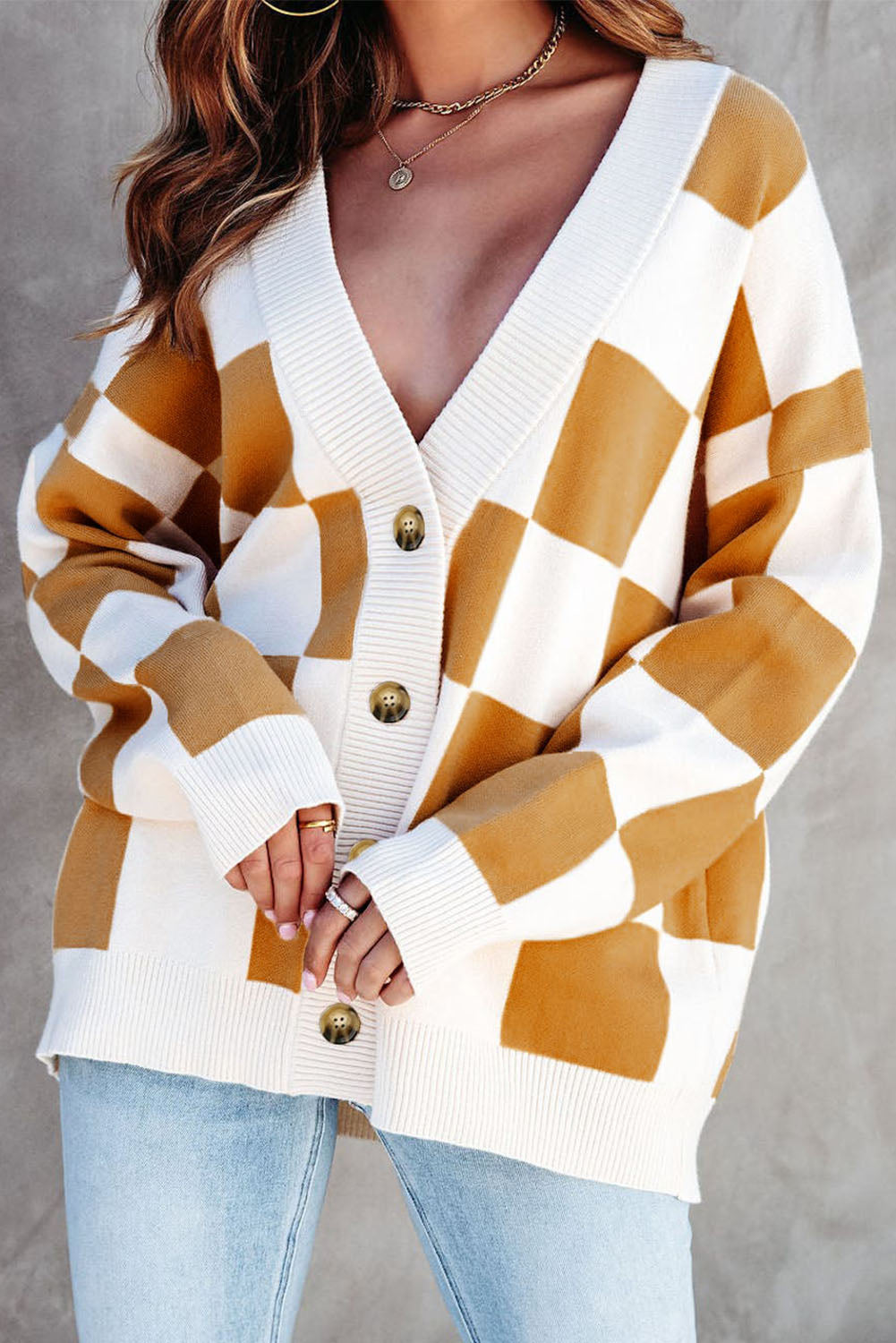 Braune Strickjacke mit Farbblock-Muster und geripptem Strick und Knopfleiste