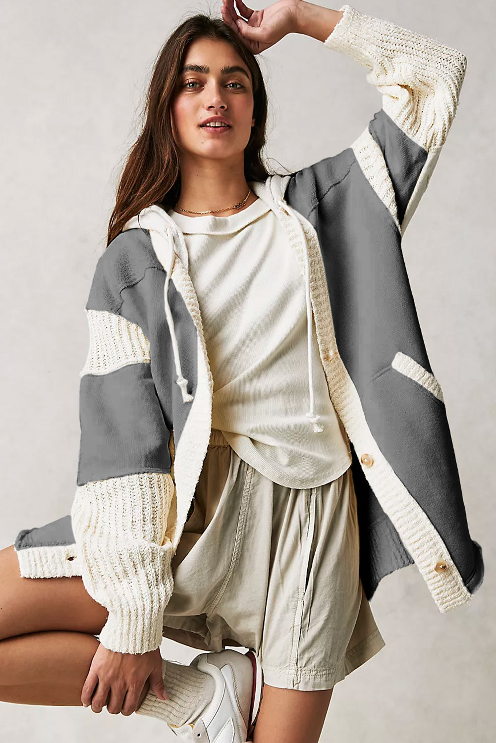 Dunkelgraue Strickjacke mit Patchwork-Knopfleiste und Kapuze