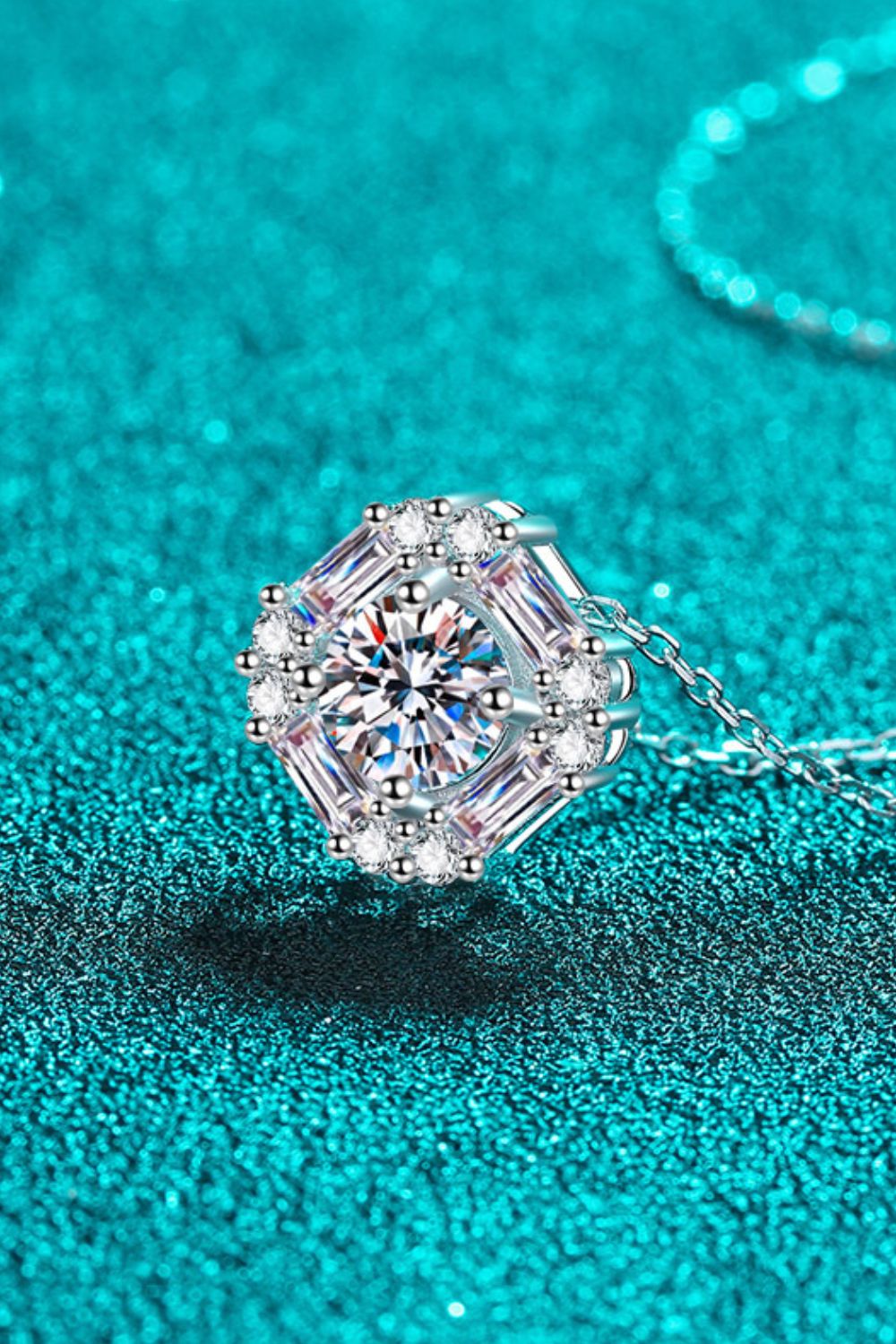 Collier chaîne avec pendentif géométrique en moissanite