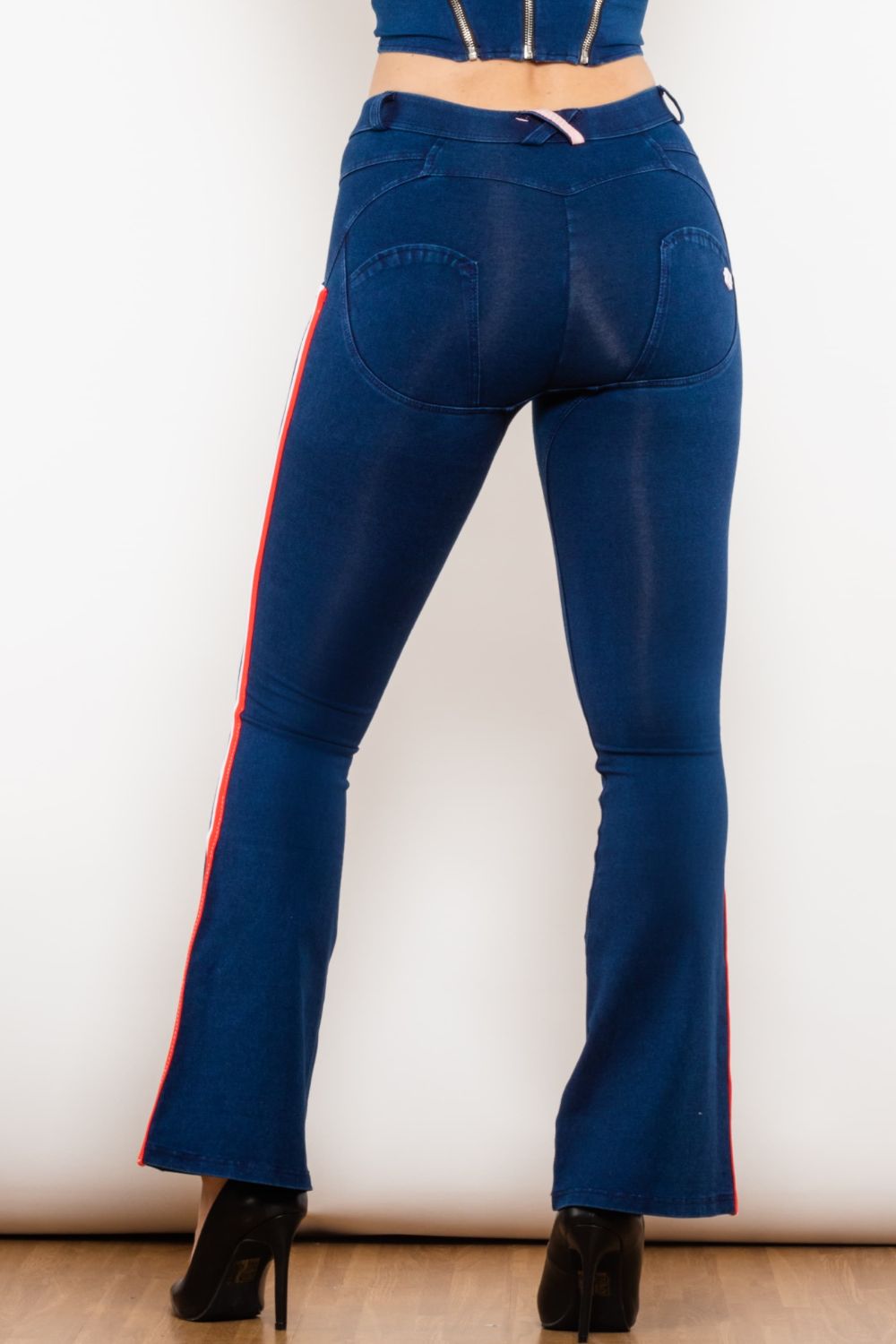 Bootcut-Jeans mit seitlichen Streifen und Knöpfen