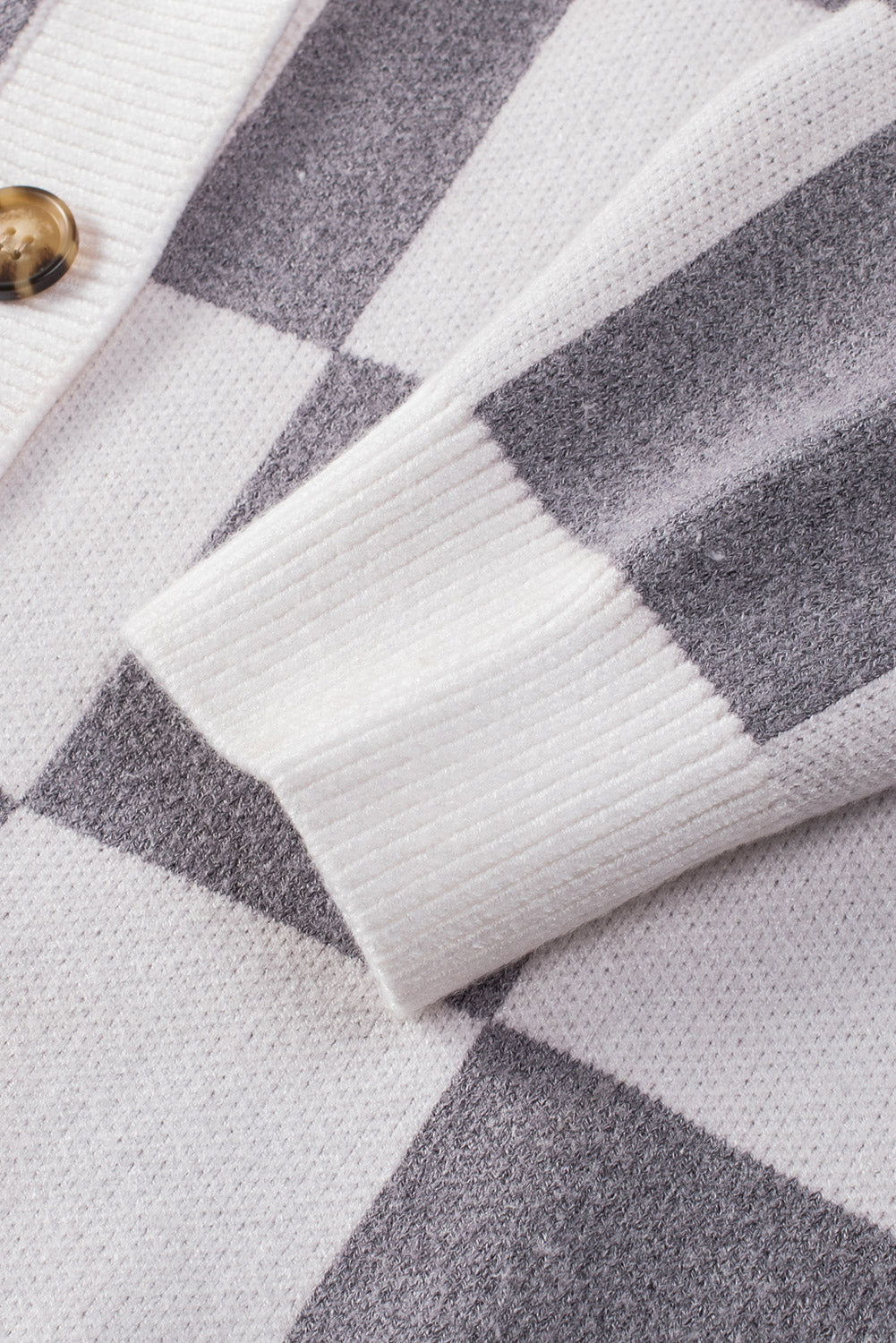 Braune Strickjacke mit Farbblock-Muster und geripptem Strick und Knopfleiste