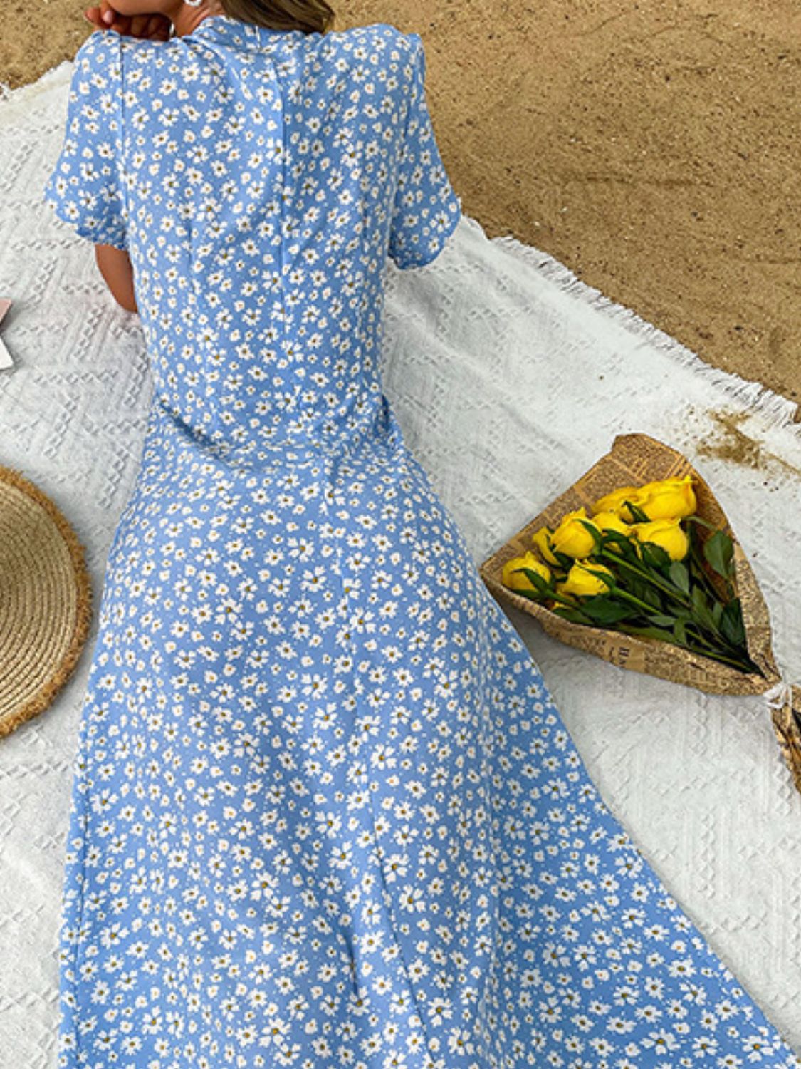 Robe fendue à manches bouffantes et boutons à petites fleurs