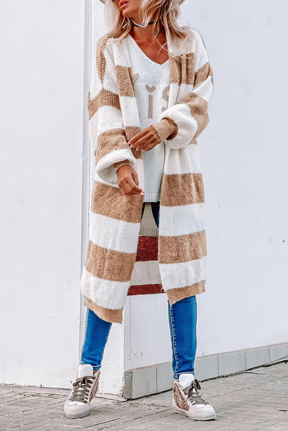 Khakifarbene, gestreifte Strickjacke mit Rippenmuster und Ballonärmeln