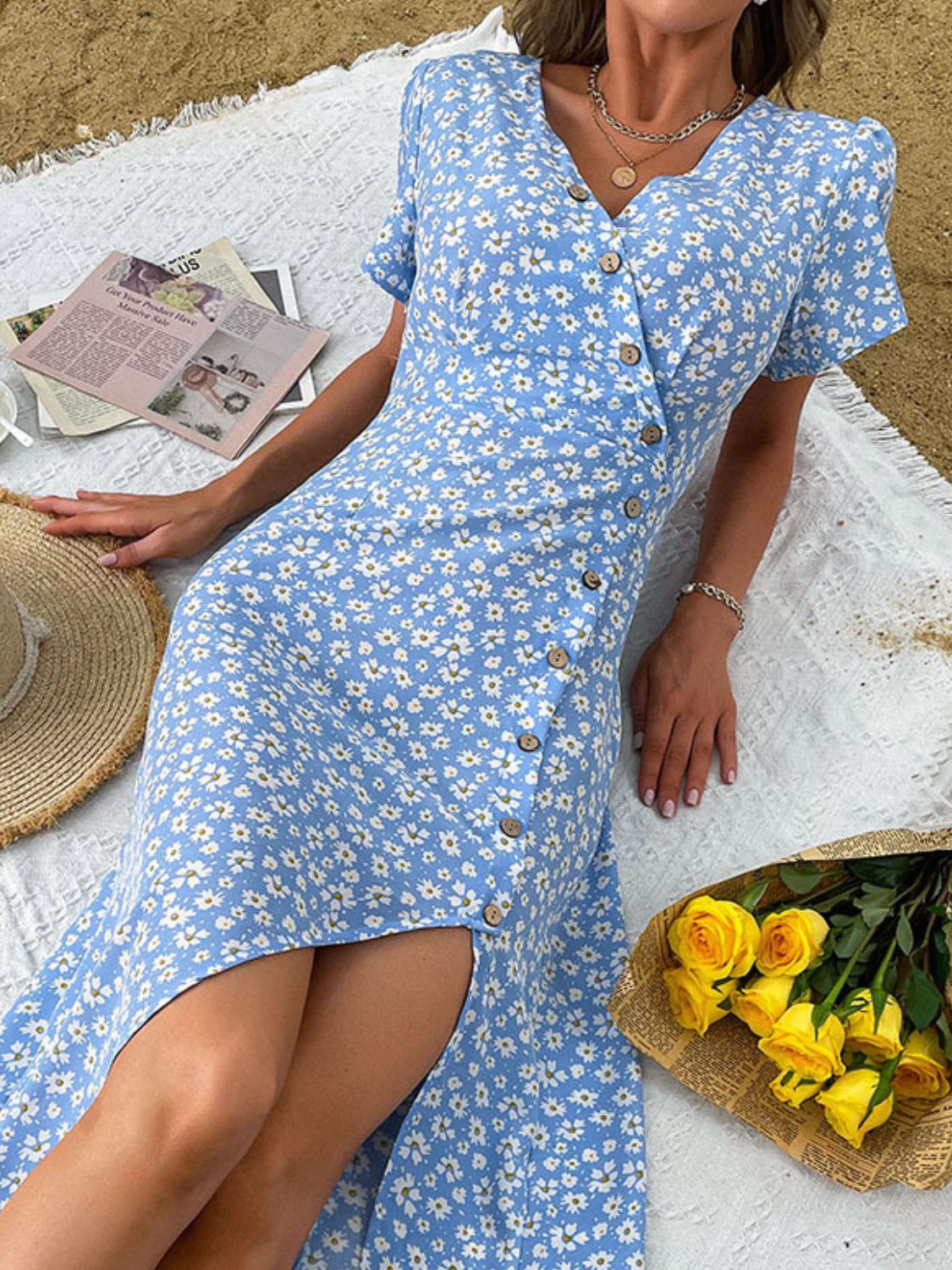 Robe fendue à manches bouffantes et boutons à petites fleurs