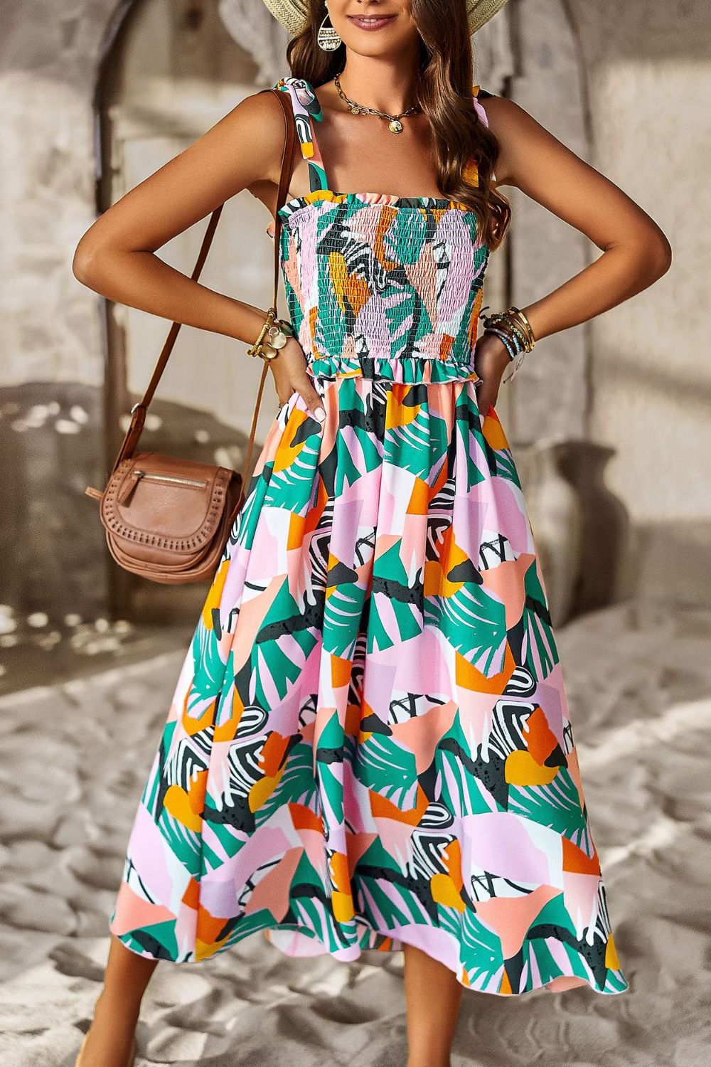 Robe imprimée à smocks et épaules nouées