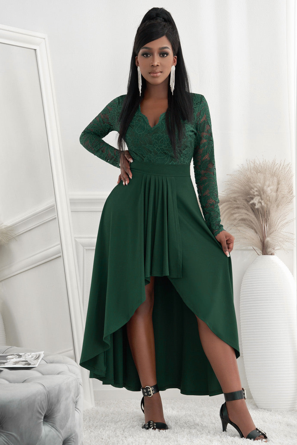 Robe en dentelle à col en V asymétrique