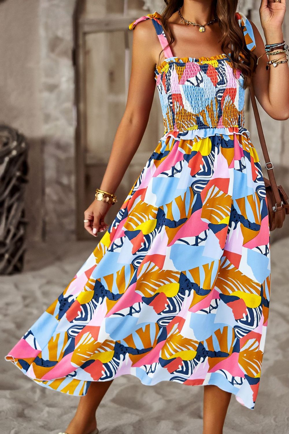 Robe imprimée à smocks et épaules nouées