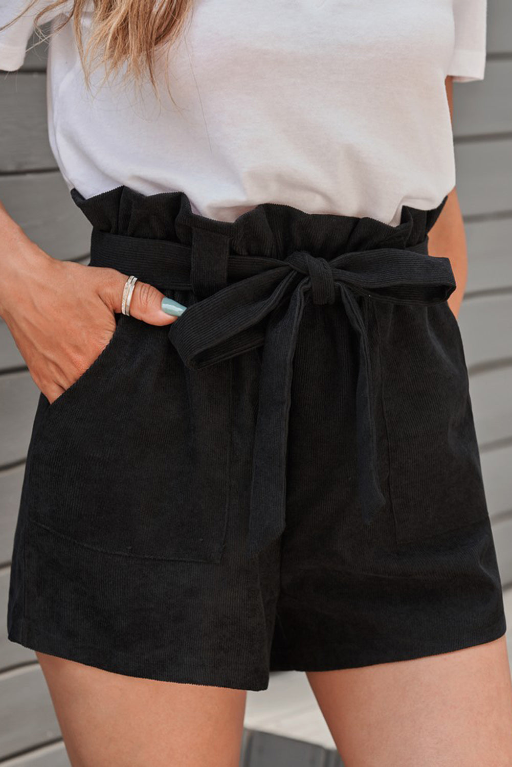 Shorts mit Paperbag-Taille und Gürteltasche