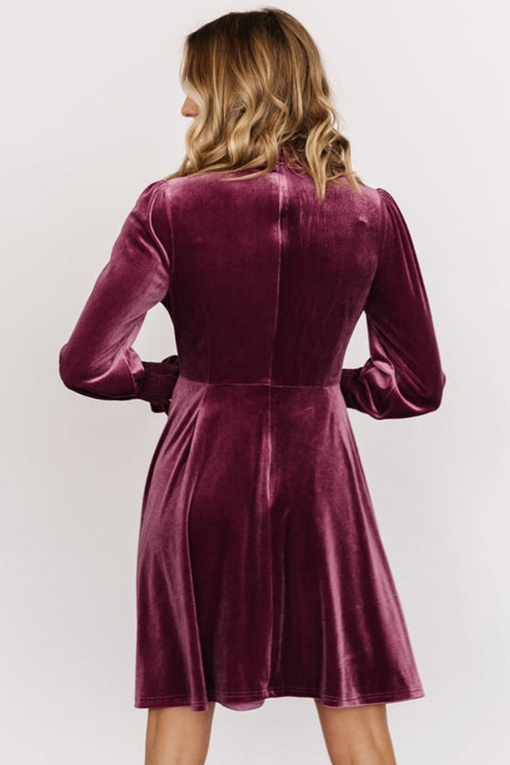 Robe en velours bordeaux à col montant et manches volantées