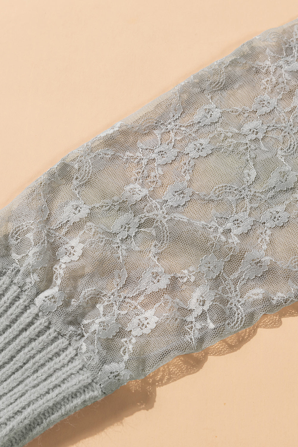 Robe en tricot à manches en dentelle et col en V