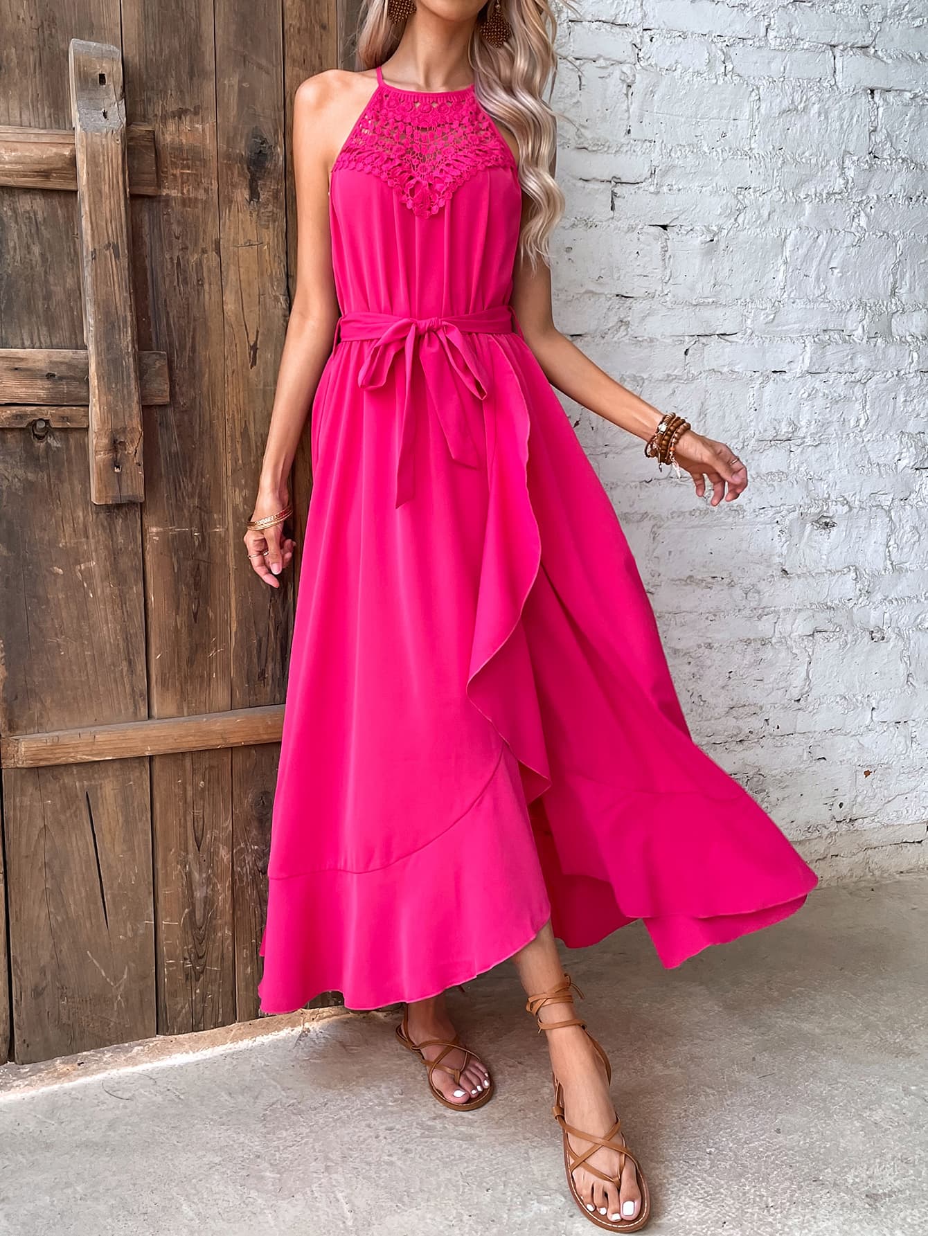 Robe à ceinture et col grec