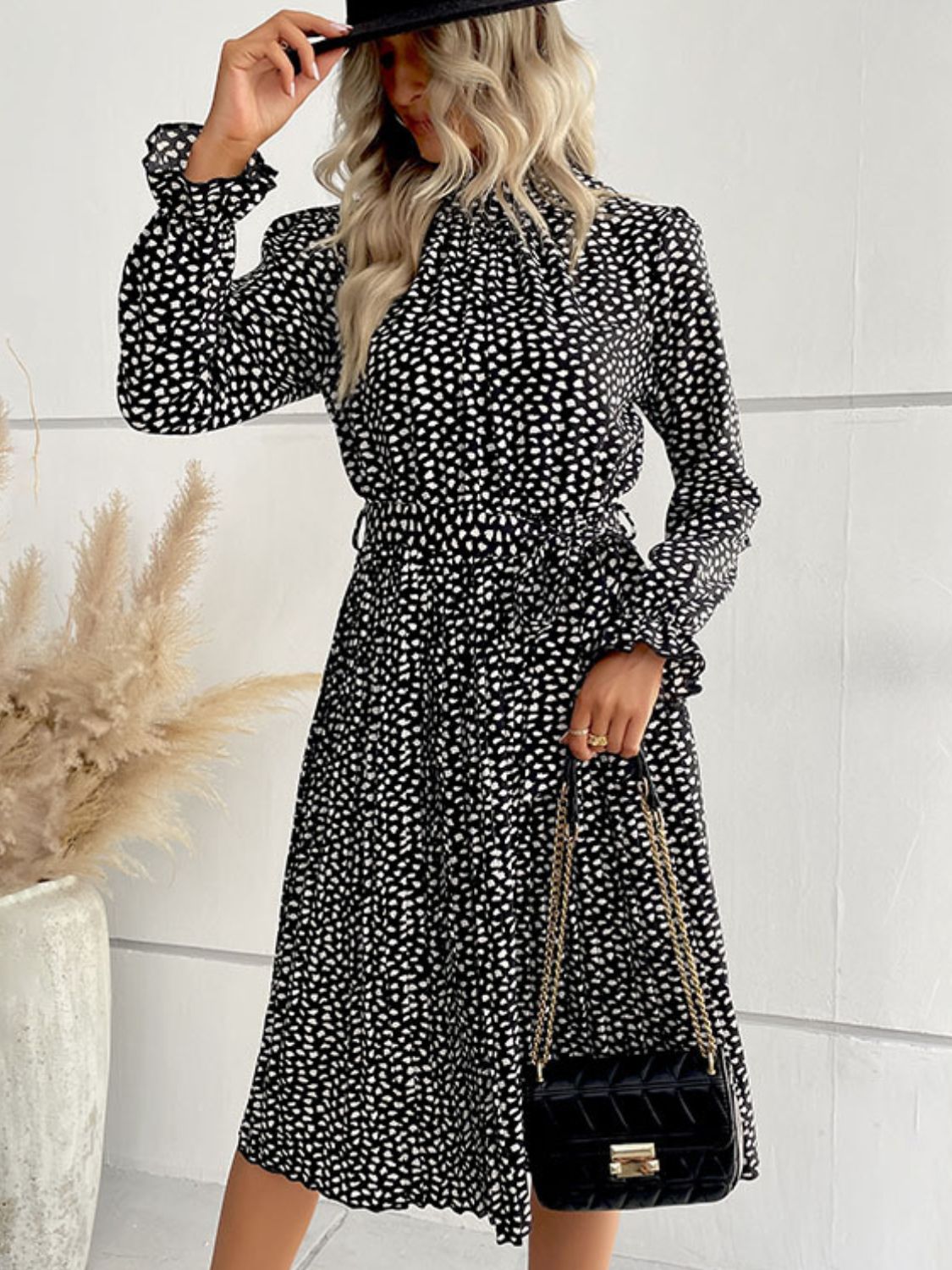 Robe mi-longue imprimée à volants et taille nouée