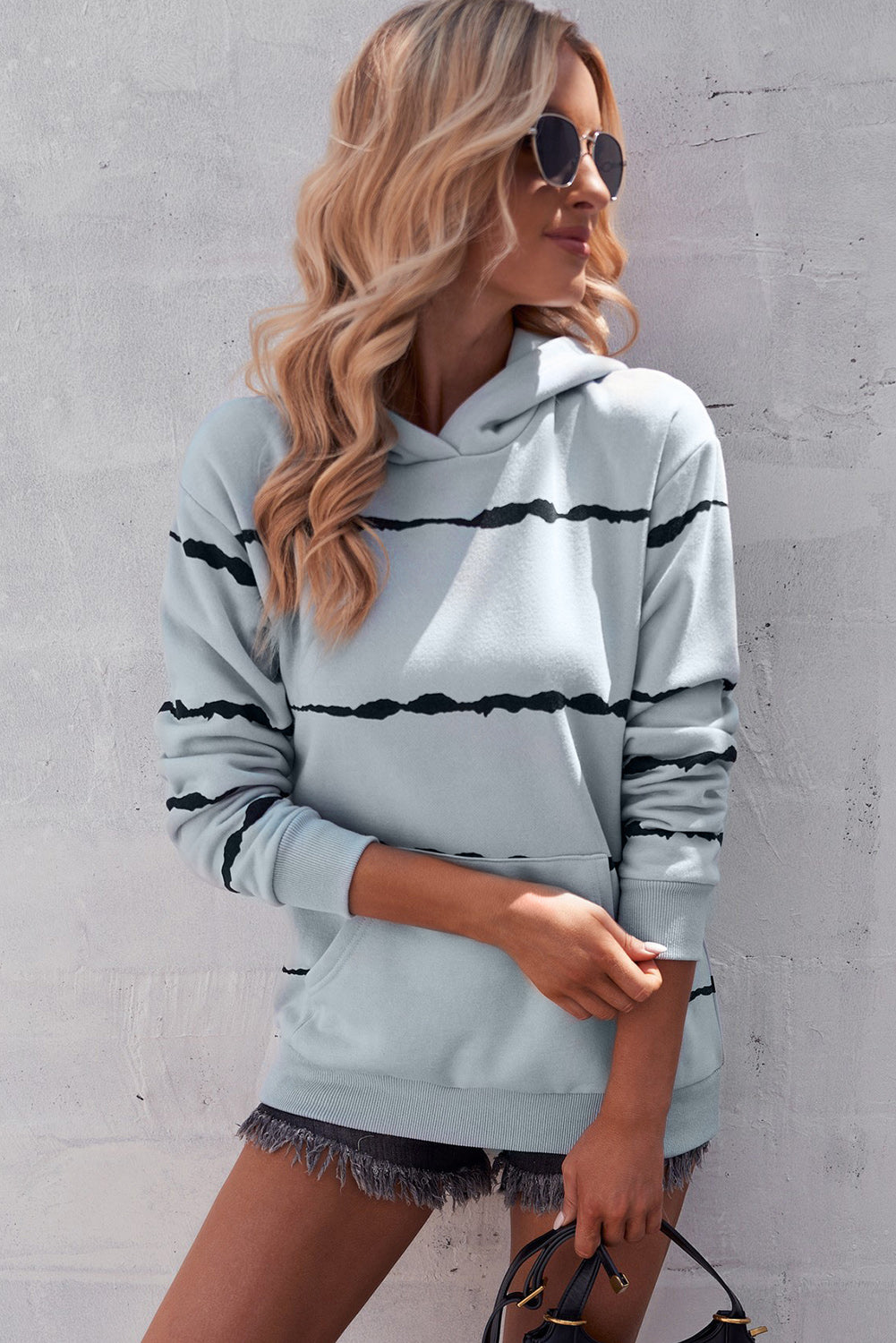 Gestreifter Hoodie mit überschnittenen Schultern und Kängurutasche