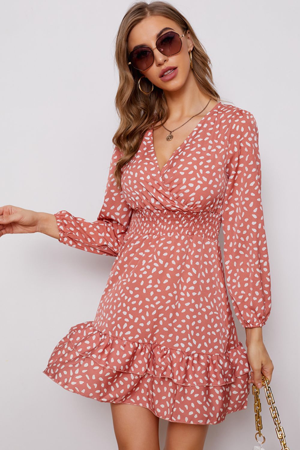 Robe imprimée à col surplis et manches bouffantes avec ourlet à volants