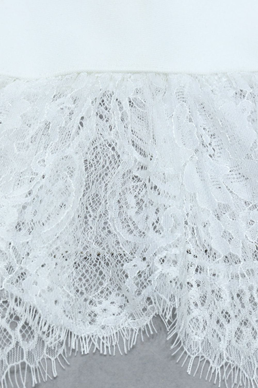 Bandagekleid aus Spitze mit Knopfdetail