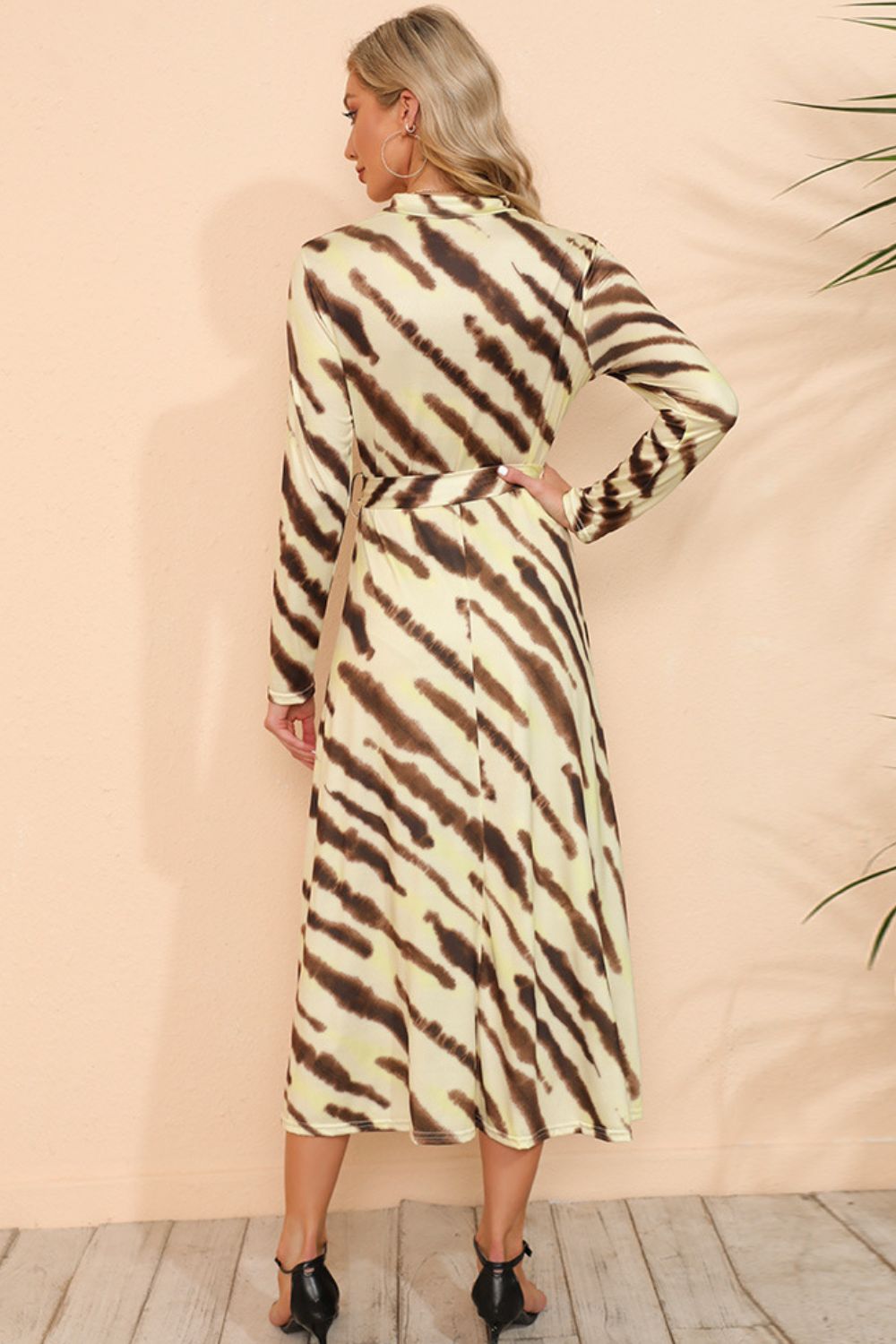 Robe fendue à manches longues et col montant imprimé