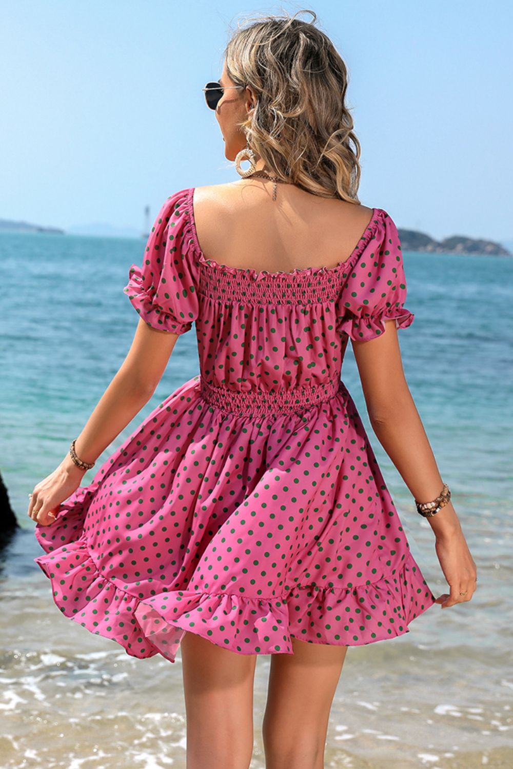 Robe à pois, col carré et taille smockée