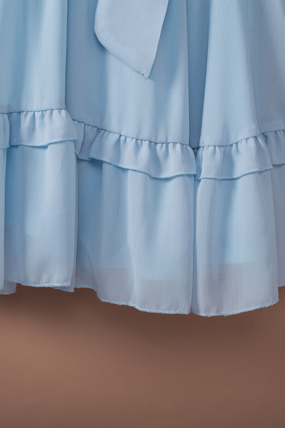 Robe à volants et taille froncée et décolleté plongeant
