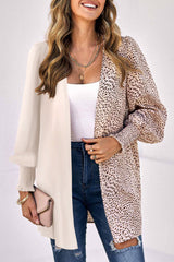 Khakifarbene, leichte Strickjacke mit Tiermuster und Farbblockdesign und Bischofsärmeln