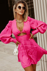 Robe plongeante à manches lanternes découpées