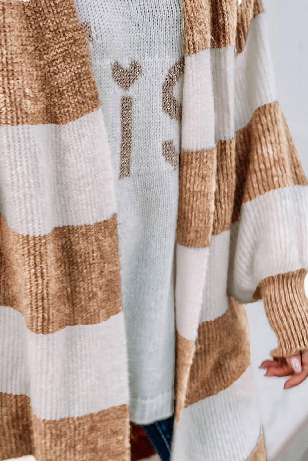 Khakifarbene, gestreifte Strickjacke mit Rippenmuster und Ballonärmeln