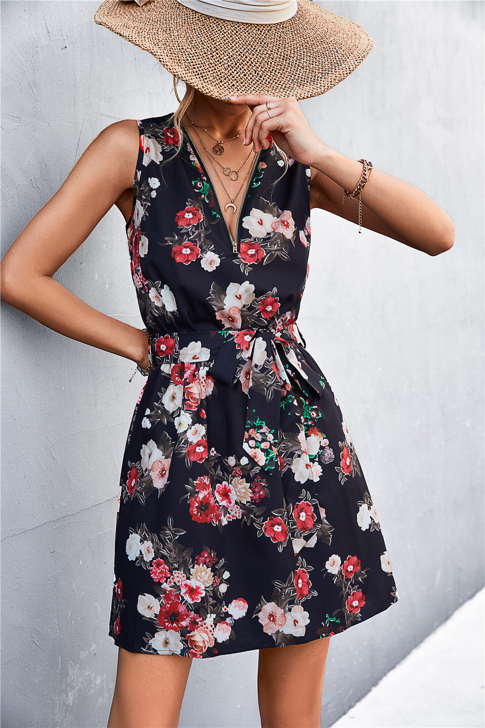 Robe sans manches à ceinture et détails zippés imprimés