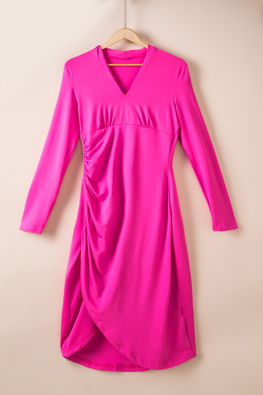 Robe à col en V et ourlet tulipe froncé