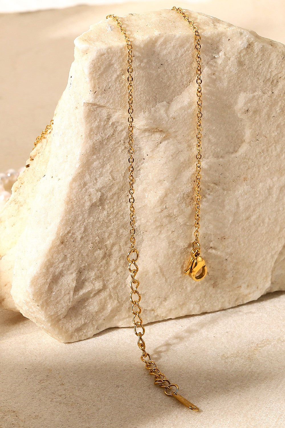 Collier avec pendentif en forme de créole en perles