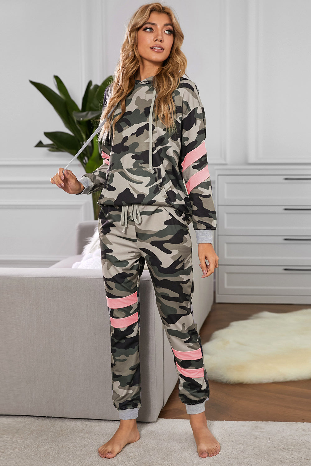 Lounge-Set mit Kapuzenpullover und Jogginghose in Camouflage-Optik und Kontrastdetails