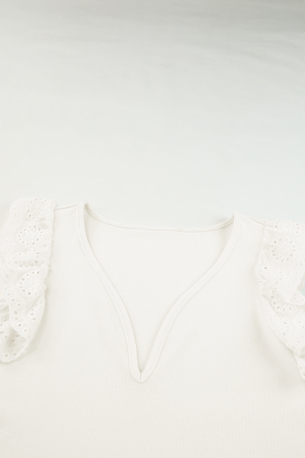Haut à manches papillon en dentelle et décolleté en V profond