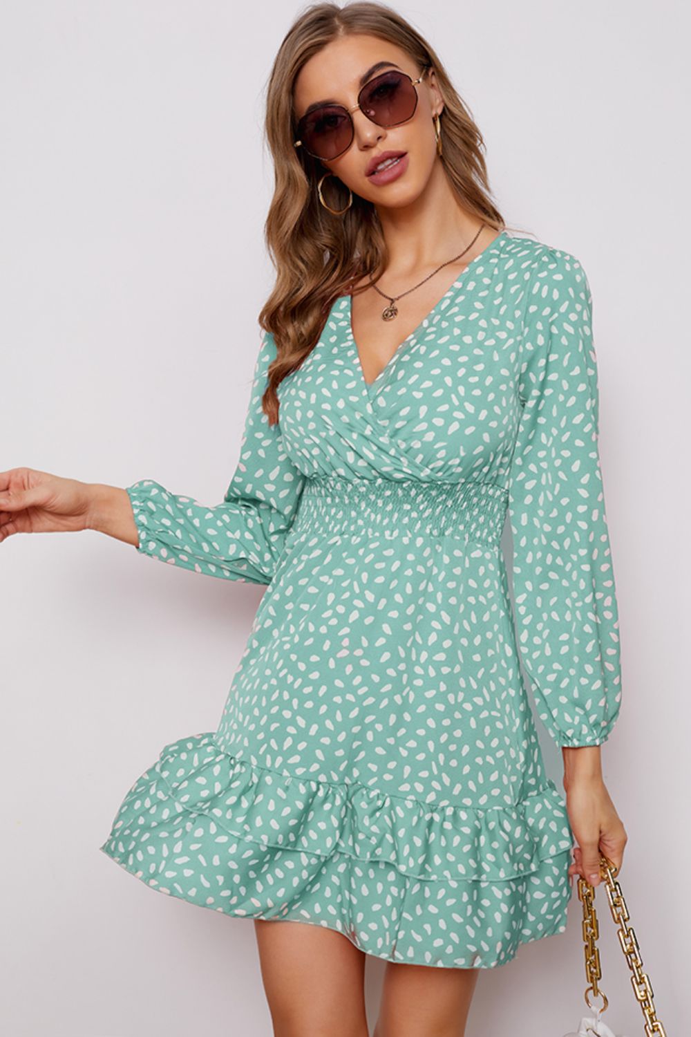 Robe imprimée à col surplis et manches bouffantes avec ourlet à volants