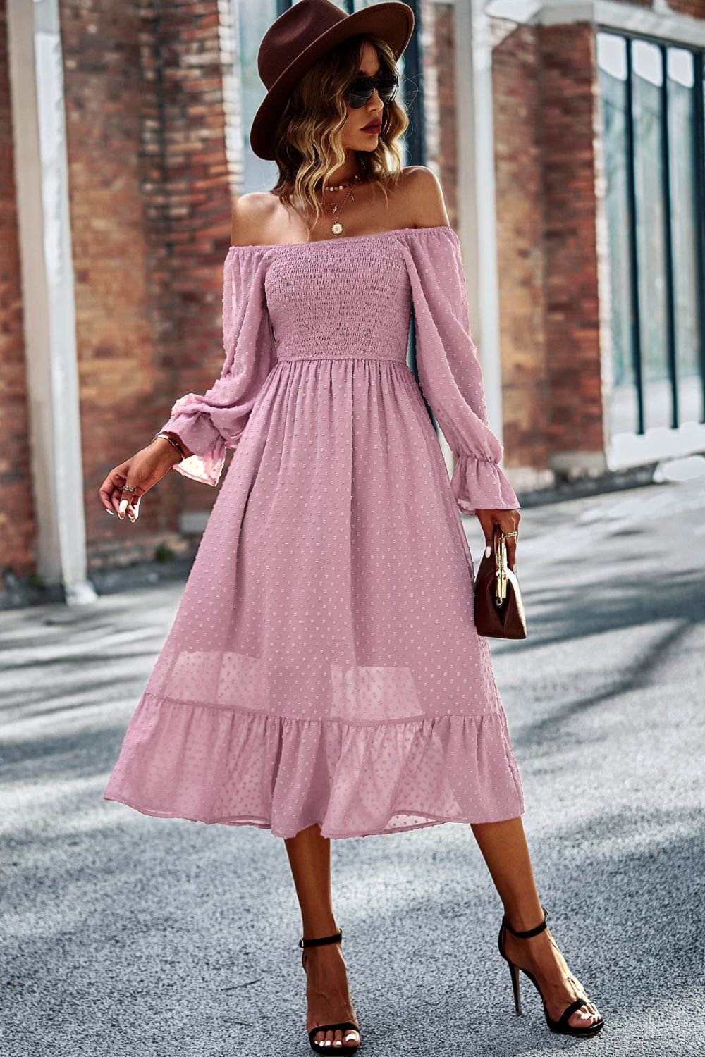 Robe à pois suisses à col carré et smocks