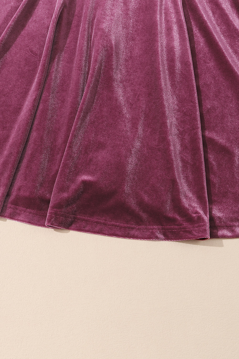 Robe en velours bordeaux à col montant et manches volantées