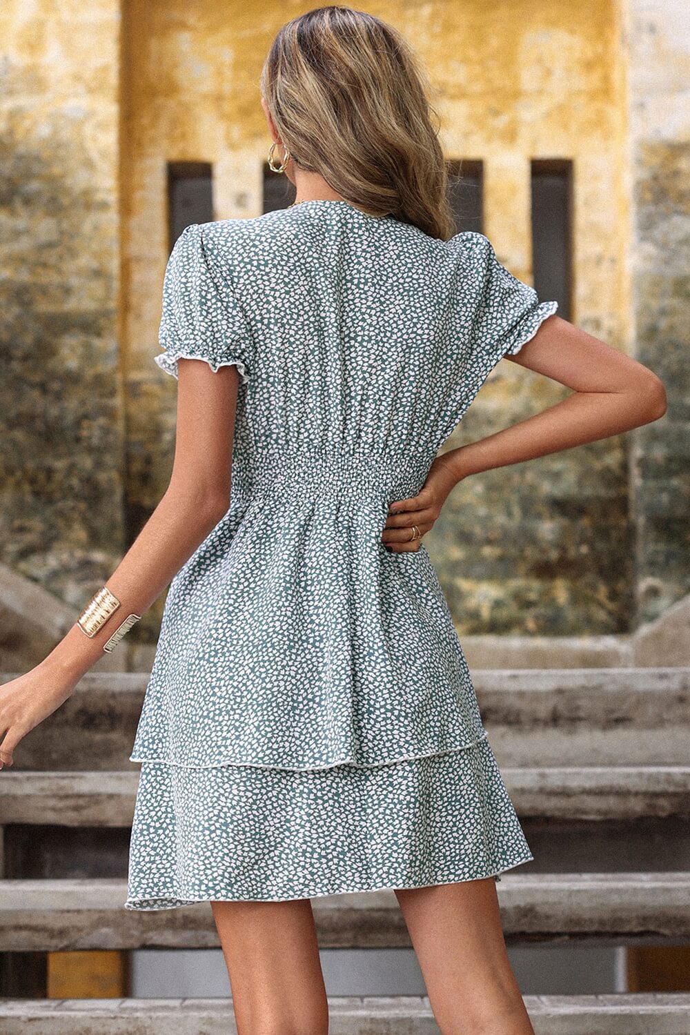 Bedrucktes Minikleid mit Bindeband vorne