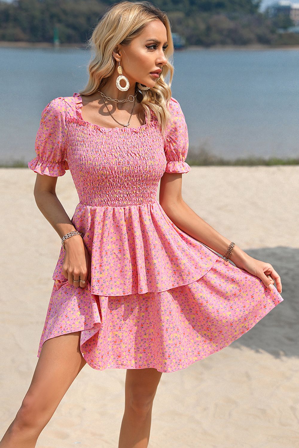 Robe smockée superposée à petites fleurs et à nouer dans le dos