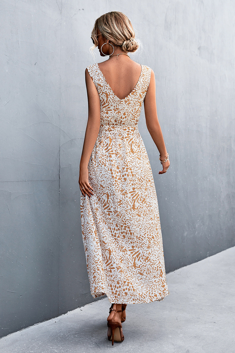 Robe longue imprimée à col en V et ceinture nouée