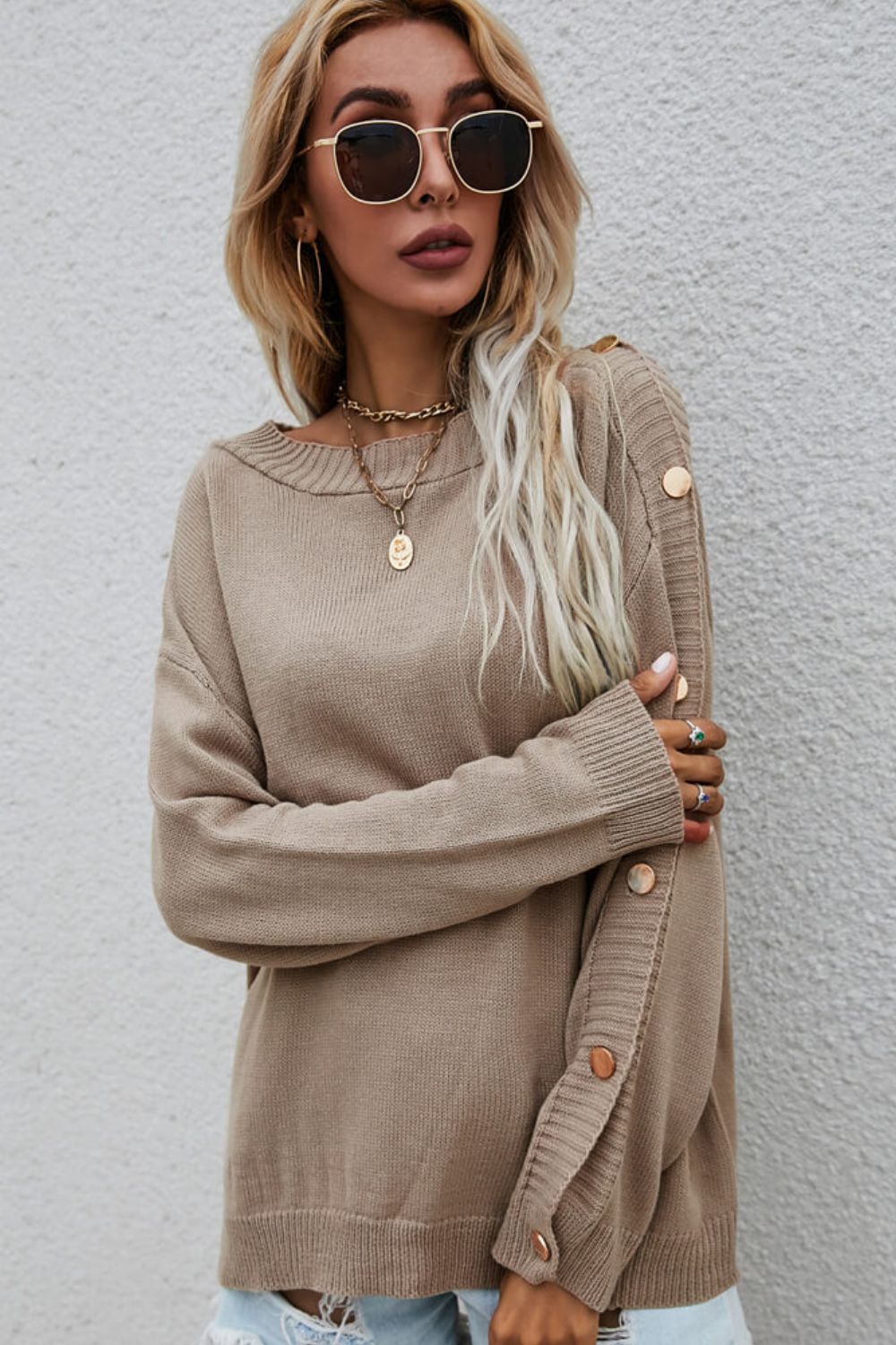 Pullover mit U-Boot-Ausschnitt und Knopfdetail