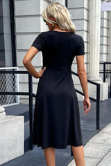 Geknöpftes, kurzärmliges Schlitzkleid