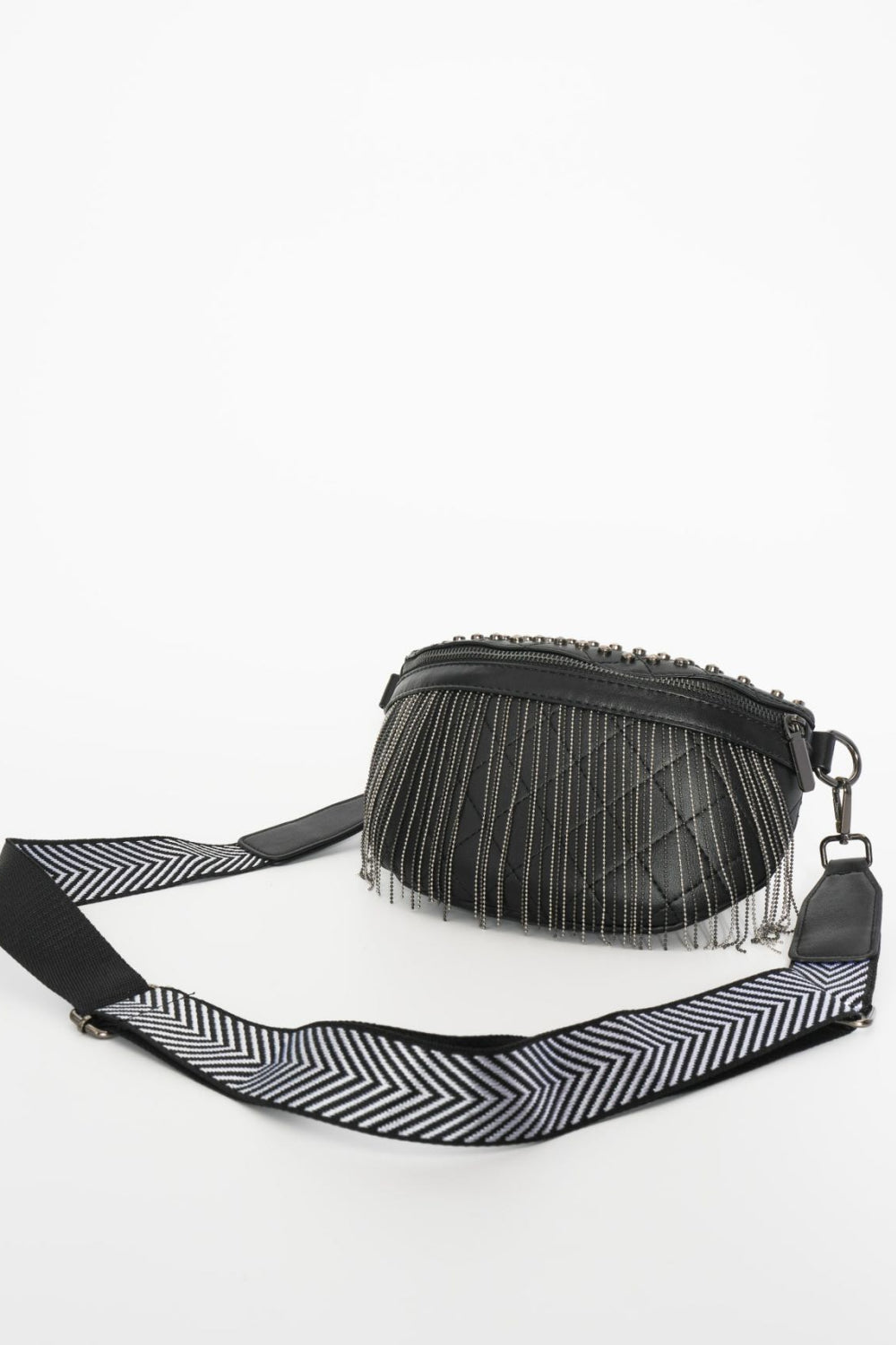 Schultertasche aus PU-Leder mit Nieten und Fransen