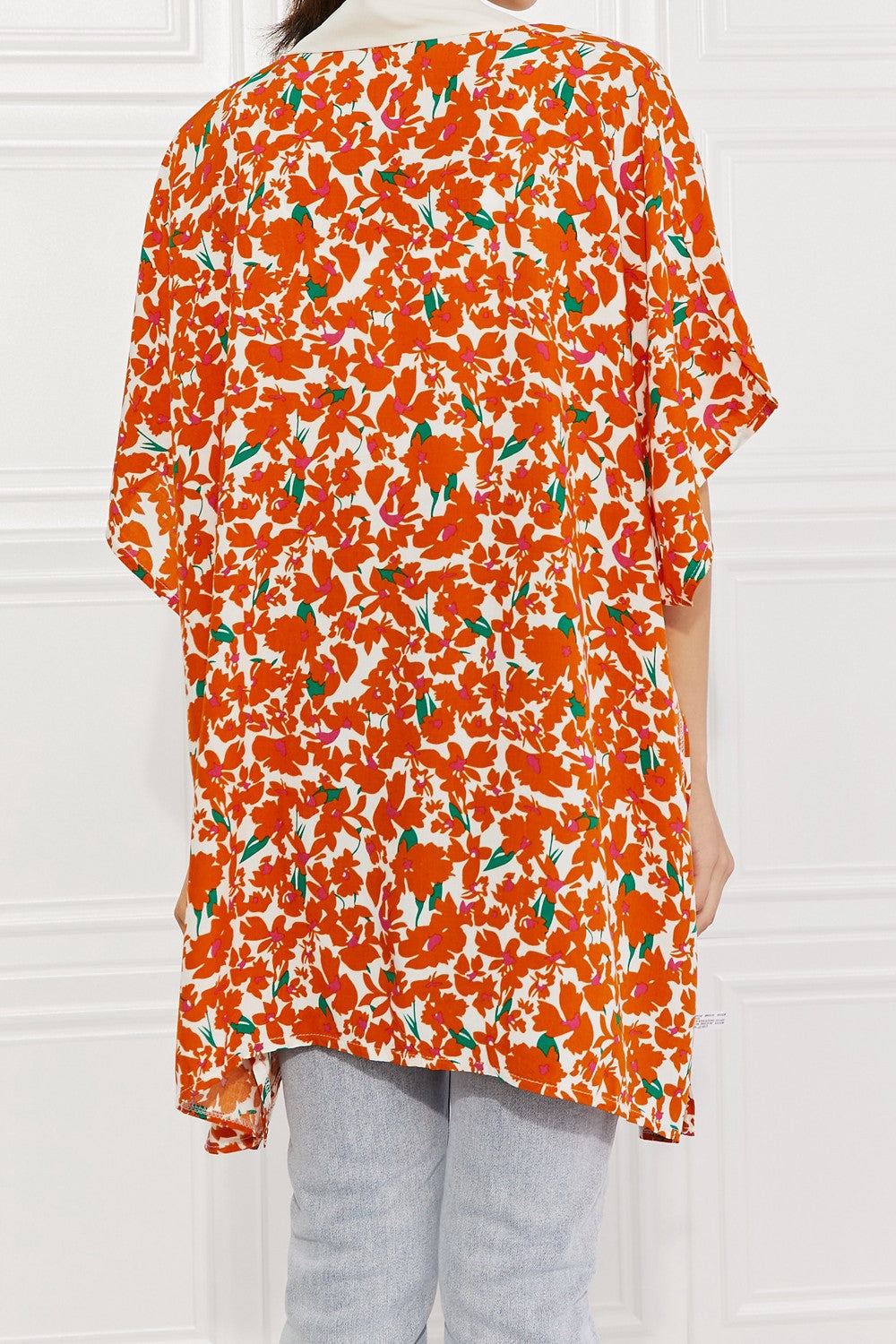 Justin Taylor – Kimono mit Zitrusblüten-Blumenmuster und Kontrastbesatz