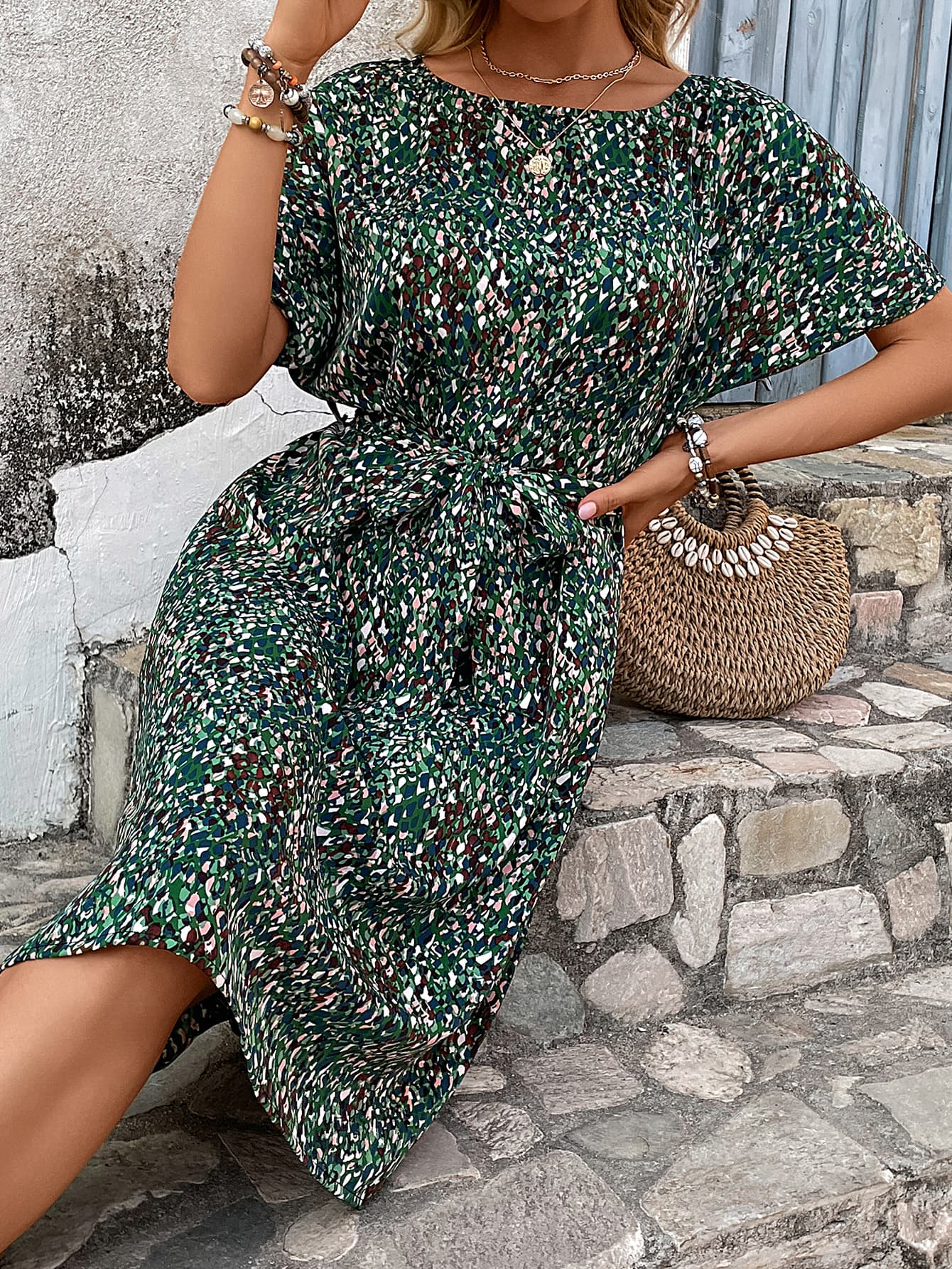 Robe imprimée à col rond et ceinture nouée