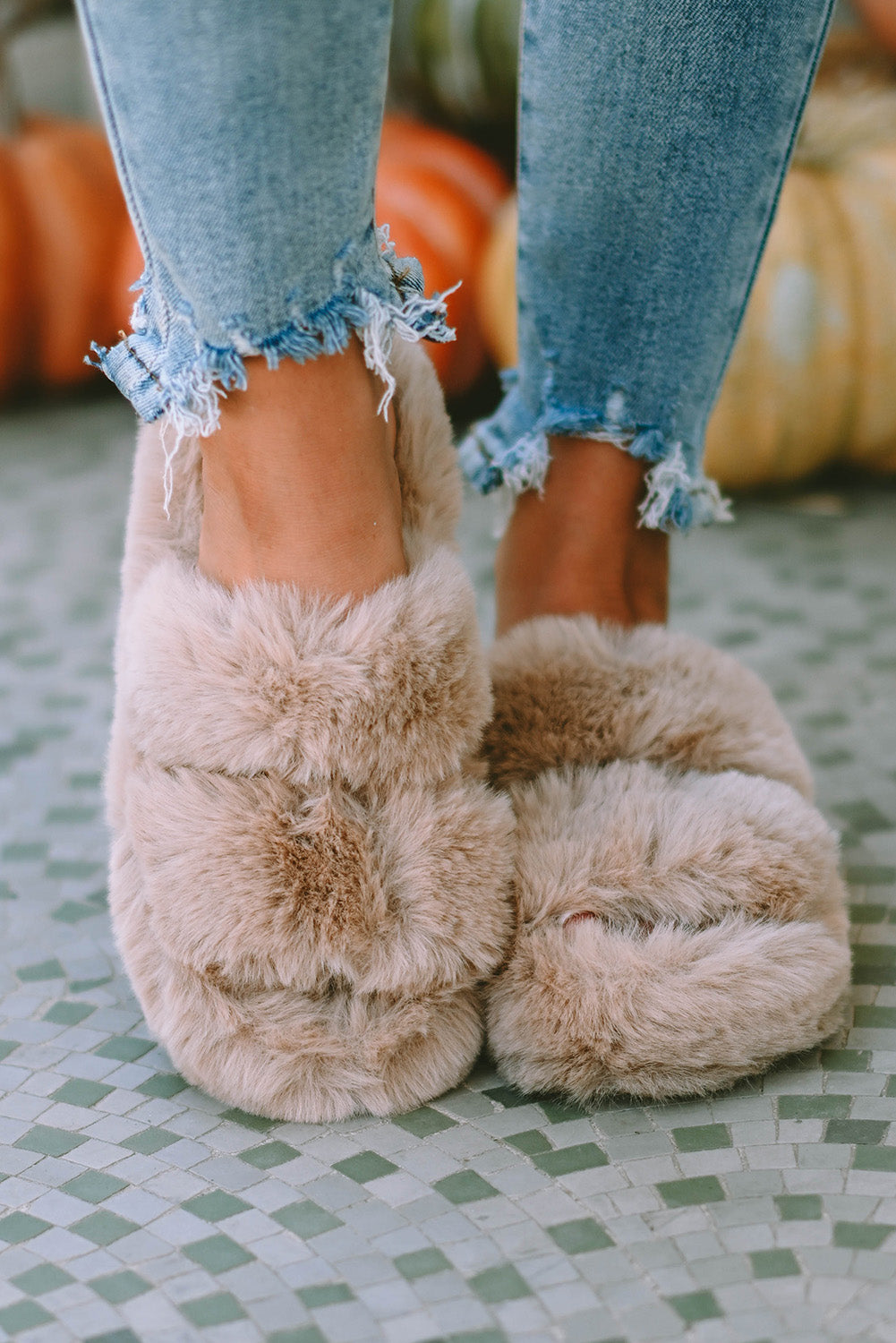 Chaussons en peluche marron ajourés