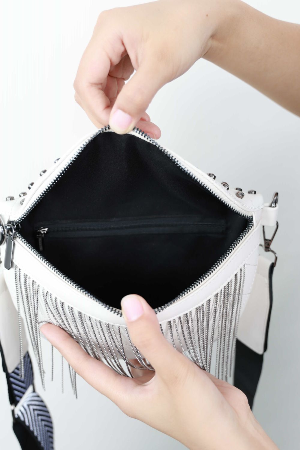 Schultertasche aus PU-Leder mit Nieten und Fransen
