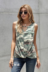 Tanktop mit Camouflage-Print und Ausschnitten am Saum
